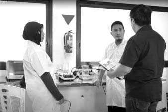 Pada 2004, pertama kali Karnus meneliti kolagen tulang sapi adalah dalam skala laboratorium